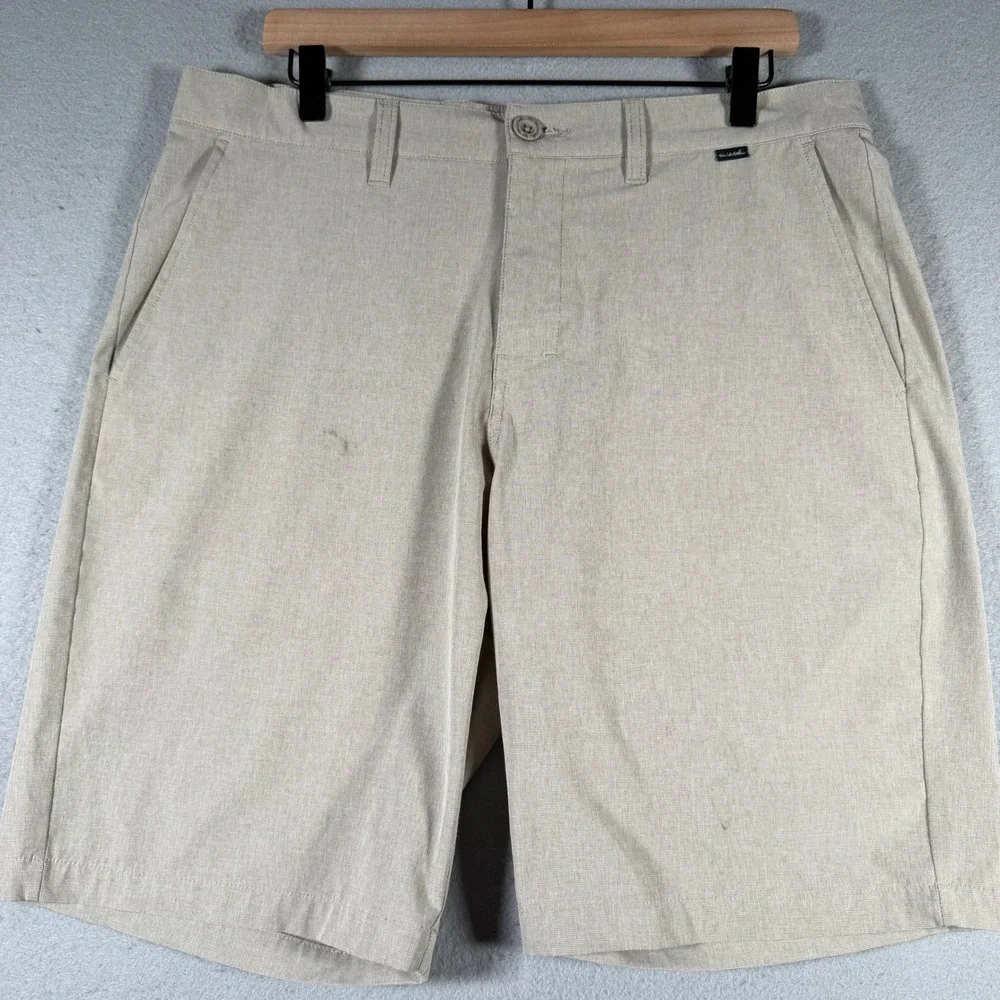 Travis Mathew Mens Tan Khaki Golf Shorts Size 34 Stretch Performance Casual 9 In